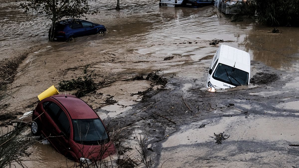 découvrez comment les inondations en espagne impactent les familles avec des bébés, et les conseils pour gérer cette situation délicate avec une poussette. informations essentielles pour assurer la sécurité et le bien-être de votre enfant pendant les crues.