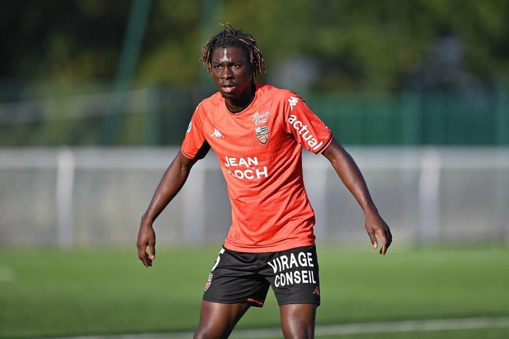 Une plongée dans l'histoire : les 10 joueurs emblématiques du FC Lorient - plare. découvrez l'histoire fascinante des joueurs emblématiques du fc lorient, de leurs performances inoubliables à leur impact sur le club. revivez les moments forts et les anecdotes de ces légendes du football lorientais.