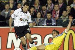 découvrez les joueurs emblématiques du valencia cf qui ont marqué l'histoire du club avec leurs performances exceptionnelles et leur passion sur le terrain. explorez les légendes qui ont contribué à faire du valencia cf l'un des clubs les plus prestigieux d'espagne.