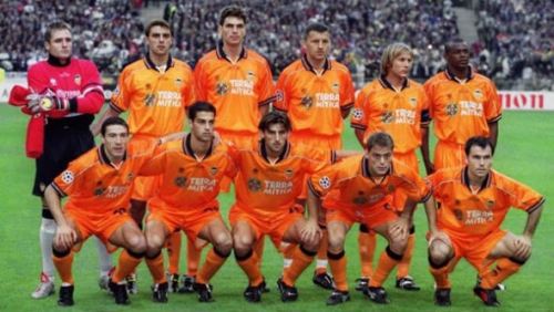 découvrez les joueurs emblématiques du valencia cf, leurs parcours exceptionnels et leur impact sur l'histoire du club. plongez dans l'héritage des légendes qui ont marqué le football espagnol et les cœurs des supporters.