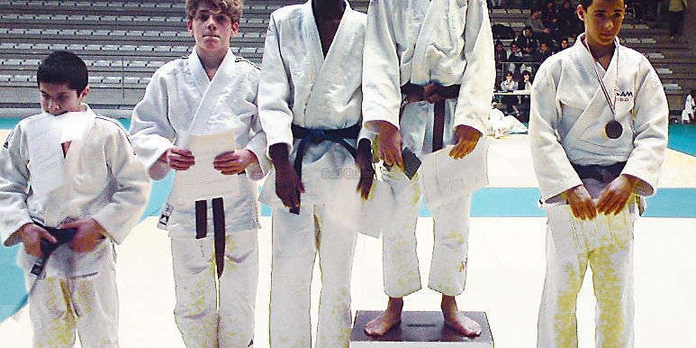 Les 10 judokas les plus emblématiques de l'histoire - plare. découvrez les judokas emblématiques qui ont marqué l'histoire de ce sport fascinant. plongez dans leur parcours, leurs exploits et leur impact sur le judo mondial.