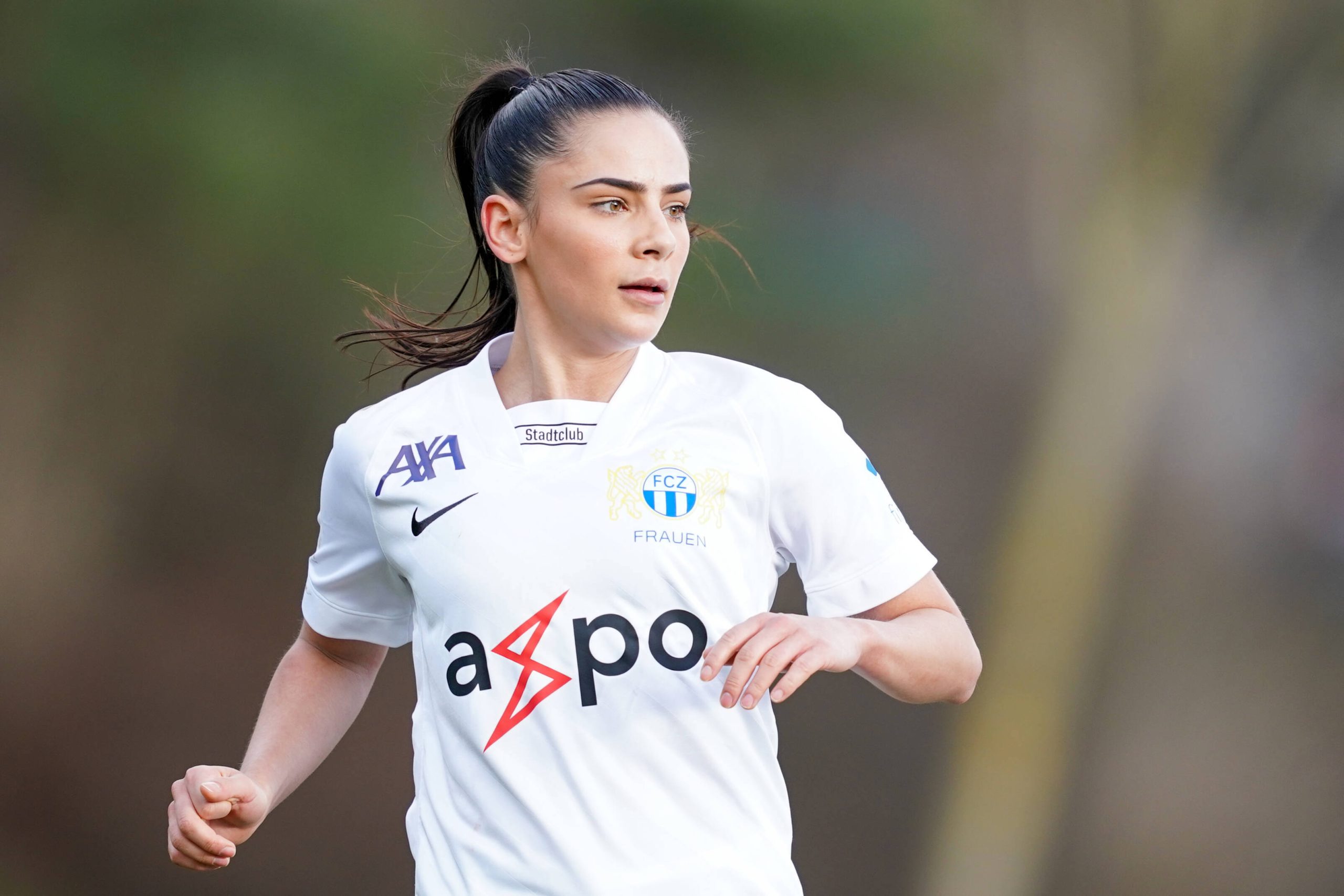 Les 10 légendes qui ont marqué l'histoire du FC Zurich - plare. découvrez l'histoire fascinante des légendes du fc zurich, le club emblématique de football suisse. plongez dans les récits des joueurs qui ont marqué les esprits et façonné l'identité de cette équipe mythique.