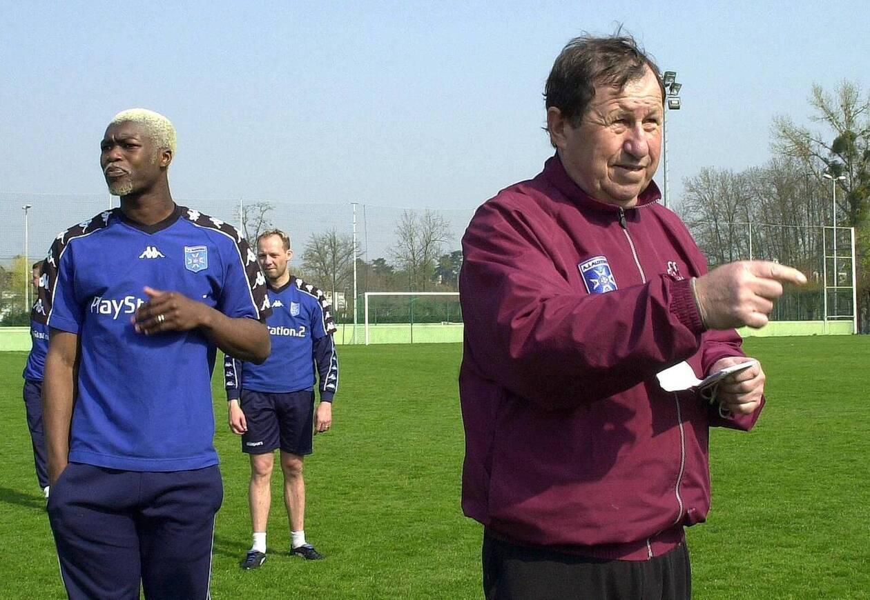 Les 10 légendes du football à l'AJ Auxerre - plare. découvrez les légendes du football de l'aj auxerre, une équipe emblématique du paysage footballistique français. revivez les moments marquants et les joueurs incontournables qui ont marqué l'histoire de ce club, de ses succès en ligue 1 à ses exploits en europe.