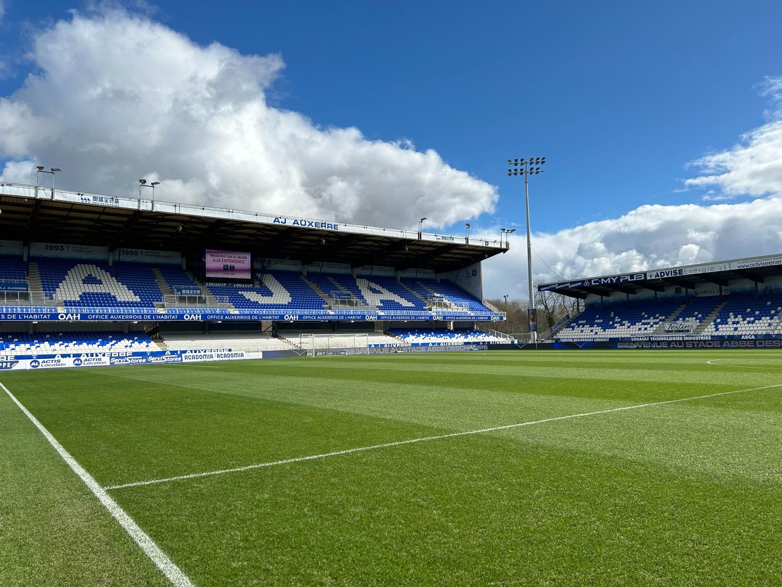Les 10 légendes du football à l'AJ Auxerre - plare. découvrez les légendes du football de l'aj auxerre, un club emblématique du football français. plongez dans l'histoire des joueurs qui ont marqué les esprits et contribué à la renommée de ce club au fil des décennies.