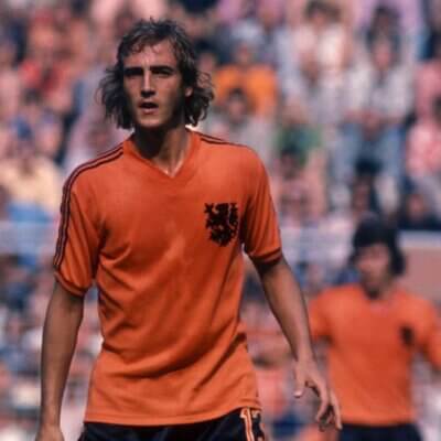 Les 10 légendes du football hollandais à travers l'histoire - plare. découvrez les légendes du football hollandais qui ont marqué l'histoire du sport. de johan cruyff à ruud gullit, plongez dans l'univers des joueurs emblématiques et des moments inoubliables du football aux pays-bas.
