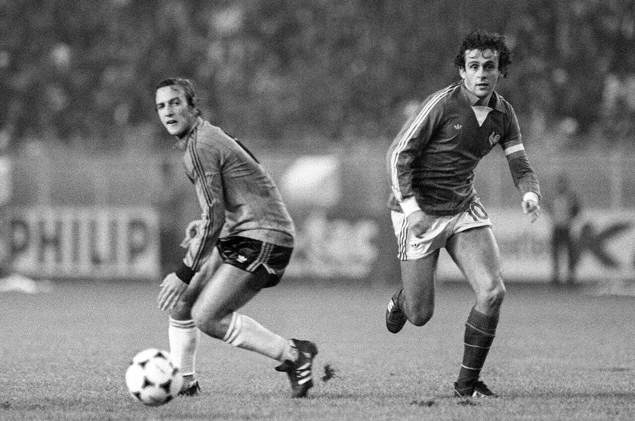 Les 10 légendes du football hollandais à travers l'histoire - plare. découvrez les légendes du football hollandais, des joueurs emblématiques qui ont marqué l'histoire du sport avec leur talent exceptionnel et leurs performances mémorables. plongez dans l'univers de ces icônes qui ont fait briller les couleurs de la hollande sur la scène internationale.