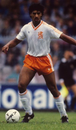 Les 10 légendes du football hollandais à travers l'histoire - plare. découvrez l'univers fascinant des légendes du football hollandais, de johan cruyff à ruud gullit. explorez les histoires, les exploits et l’impact de ces joueurs emblématiques qui ont marqué l'histoire du football aux pays-bas et au-delà.