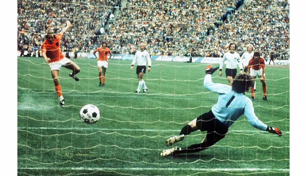Les 10 légendes du football hollandais à travers l'histoire - plare. découvrez les légendes du football hollandais, des joueurs emblématiques qui ont marqué l'histoire du sport avec leurs talents exceptionnels, leur technique raffinée et leurs contributions mémorables aux clubs et à la sélection nationale. plongez dans l'univers de ces figures iconiques et revivez leurs moments de gloire.