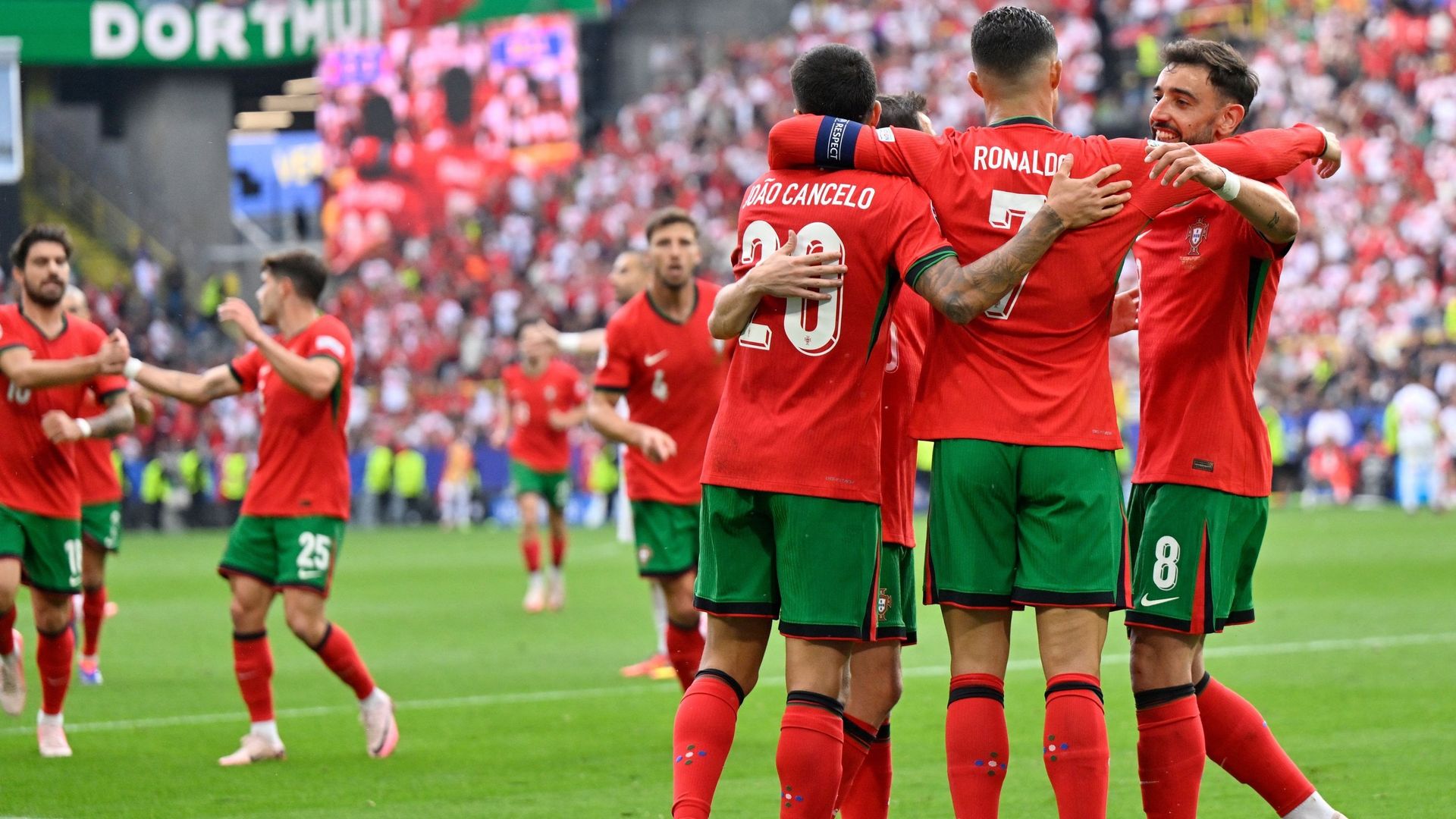 découvrez les légendes du football turc, des joueurs emblématiques qui ont marqué l'histoire du sport en turquie et à l'international. plongez dans leurs parcours, exploits et contributions au monde du football.