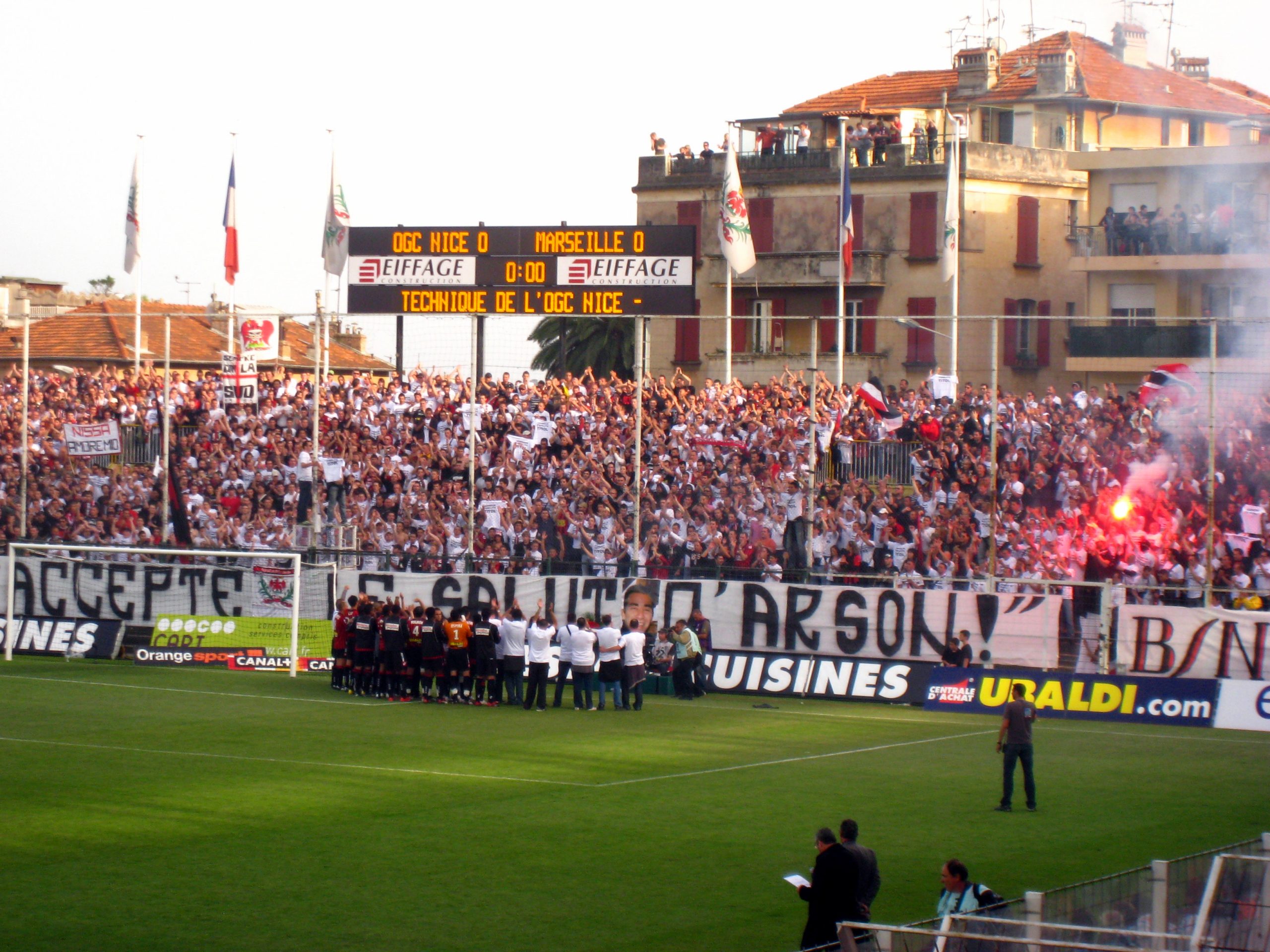 découvrez les légendes de l'ogc nice, un club emblématique du football français. plongez dans l'histoire de ses joueurs legendaires, leurs exploits sur le terrain et leur impact dans le cœur des supporters. revivez les moments forts qui ont marqué le club et l'empreinte laissée par ces icônes du sport.