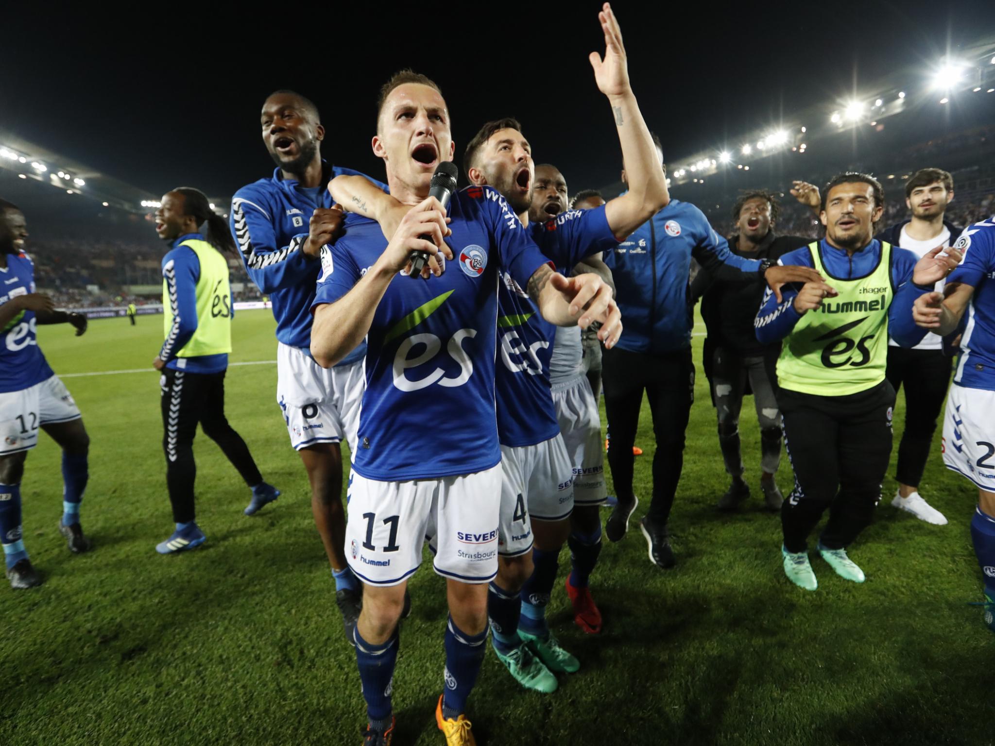 Les 10 légendes qui ont marqué l'histoire du Racing Club de Strasbourg - plare. découvrez l'histoire fascinante des légendes du racing club de strasbourg, un club emblématique du football français. plongez dans les moments clés, les joueurs mythiques et l'impact de cette équipe sur le paysage sportif, tout en célébrant la passion et l'engagement des supporters.