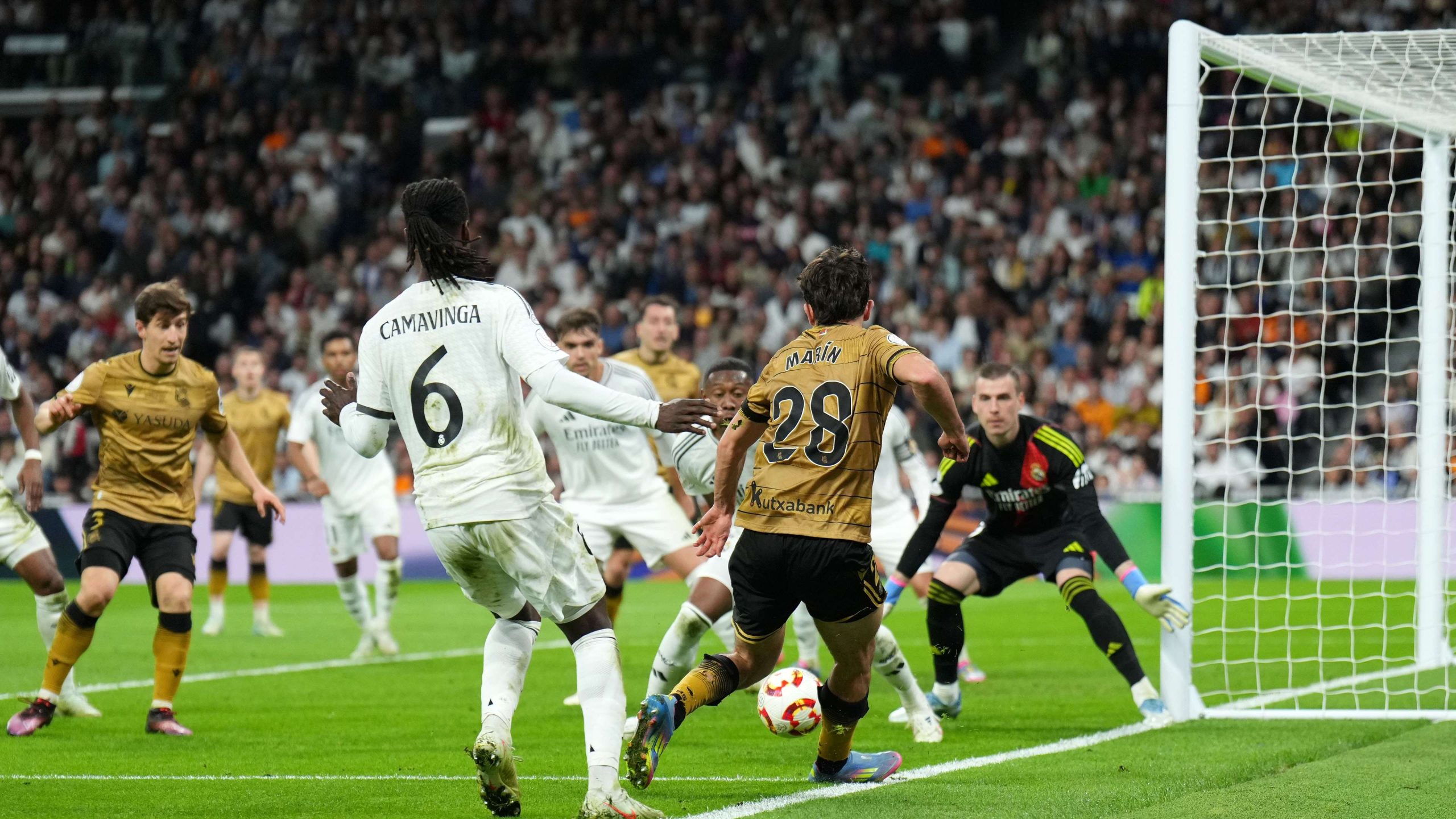 découvrez les légendes de la real sociedad, club emblématique du football espagnol, à travers son histoire riche en exploits, joueurs légendaires et moments mémorables qui ont marqué les esprits des fans.