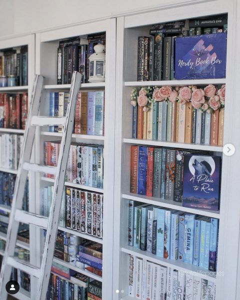 Le coin lecture : l'objet enchanteur qui métamorphose votre bibliothèque en un univers féerique - plare. découvrez notre objet bibliothèque féerique, une pièce unique qui transformera votre espace en un véritable conte de fées, alliant magie et fonctionnalité pour sublimer vos livres et décorations.