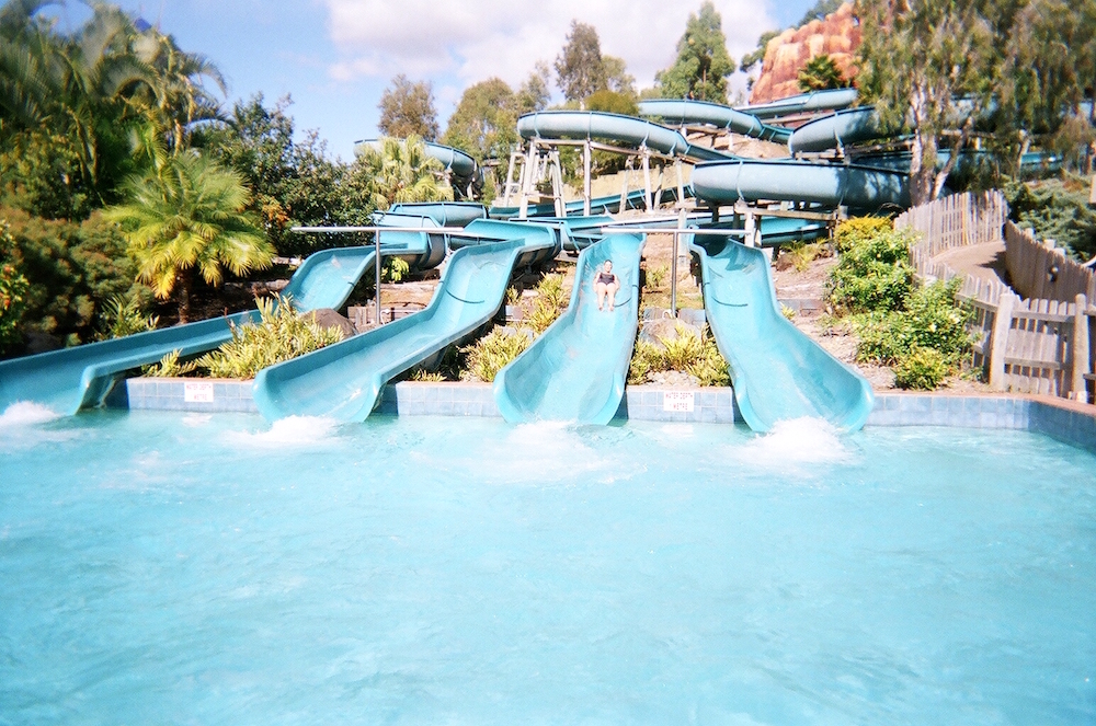 découvrez les meilleurs parcs aquatiques en france, où plaisir et sensations fortes vous attendent. plongez dans des toboggans géants, détendez-vous dans des rivières tranquilles et amusez-vous en famille ou entre amis dans des lieux adaptés à tous les âges. préparez-vous pour une aventure aquatique inoubliable !