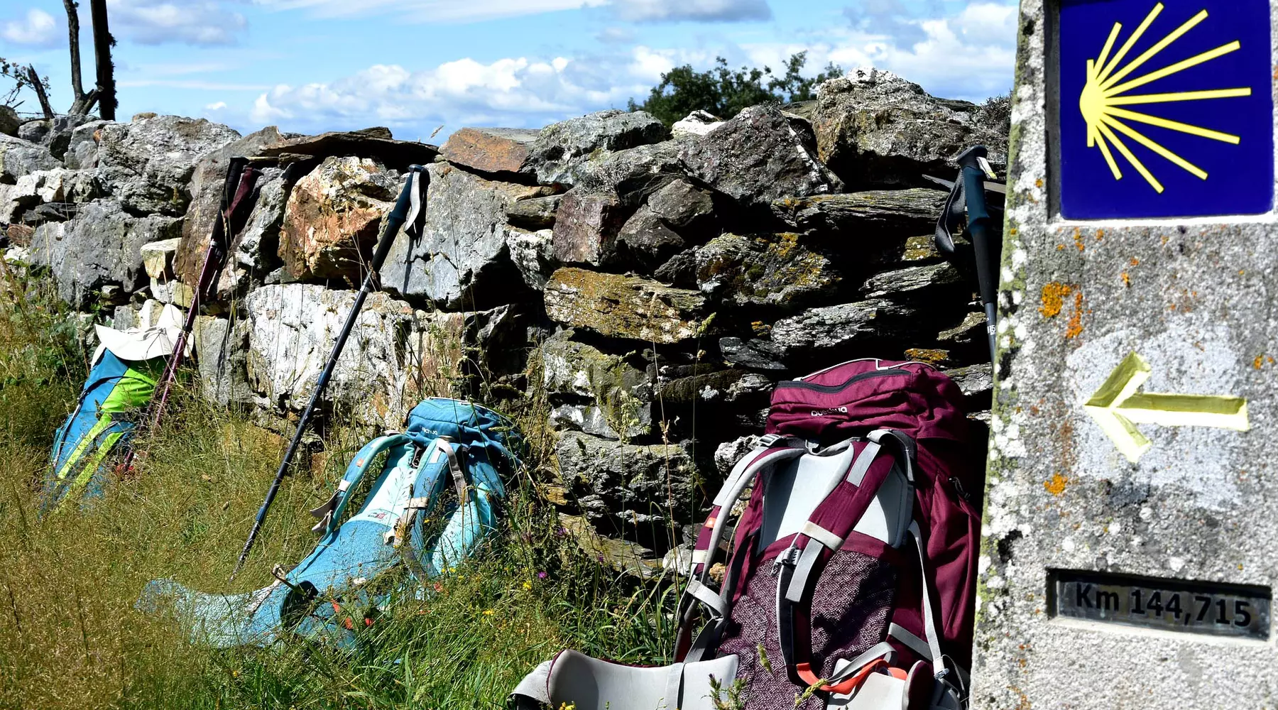 découvrez les risques associés au chemin de compostelle. préparez-vous à affronter les aléas de ce pèlerinage emblématique grâce à nos conseils pratiques et à notre guide sur la sécurité sur le chemin.