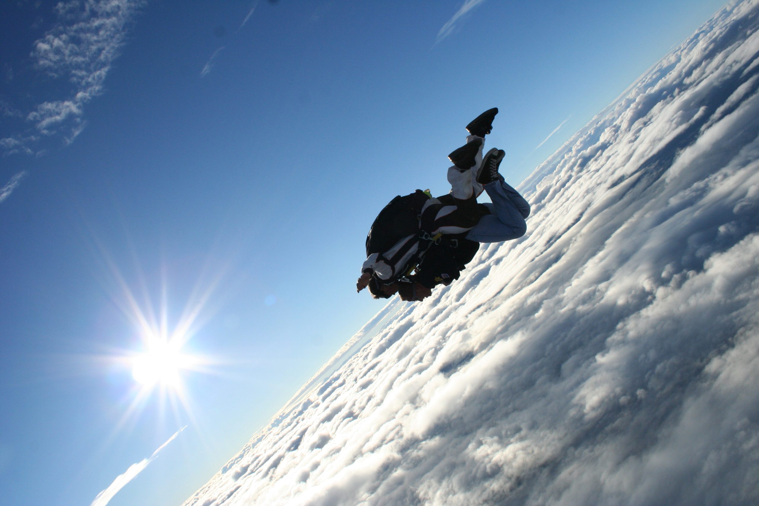découvrez l'adrénaline du saut en parachute ! volez au-dessus de paysages à couper le souffle et ressentez la liberté ultime en chutant depuis les cieux. une aventure inoubliable à vivre en toute sécurité avec des professionnels.