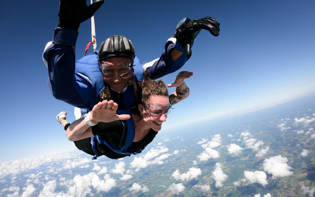 vivez une aventure inoubliable avec notre saut en parachute ! découvrez les sensations fortes de la chute libre et admirez des paysages à couper le souffle depuis les cieux. n'attendez plus pour réaliser ce rêve et réservez votre expérience dès maintenant !