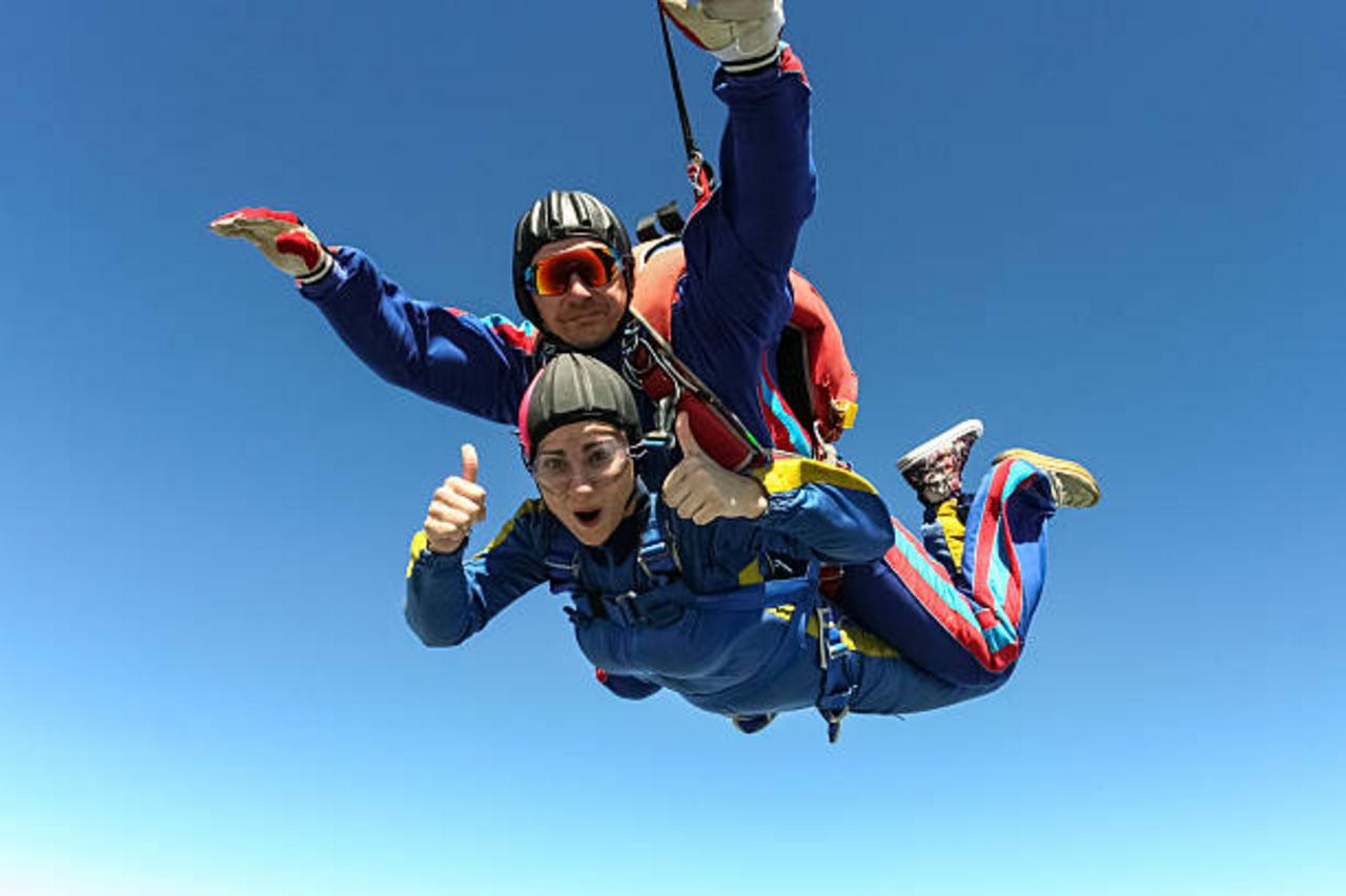 vivez l'adrénaline ultime avec un saut en parachute ! découvrez des paysages à couper le souffle tout en expérimentant la liberté de la chute libre. réservez votre aventure dès maintenant et créez des souvenirs inoubliables.
