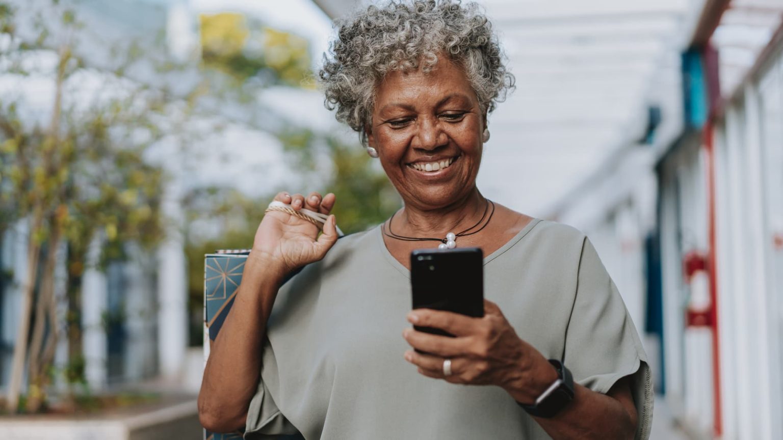 découvrez notre gamme de smartphones spécialement conçus pour les seniors, alliant simplicité d'utilisation, fonctionnalités adaptées et design ergonomique. restez connecté avec vos proches et profitez des technologies modernes en toute sérénité.