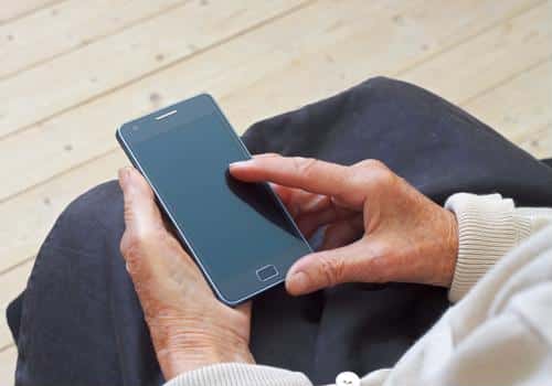 découvrez notre sélection de smartphones spécialement conçus pour les seniors. faciles à utiliser, dotés de grandes touches et d'une interface intuitive, ces appareils permettent de rester connecté avec simplicité et confort. explorez les meilleures options pour allier technologie et praticité.