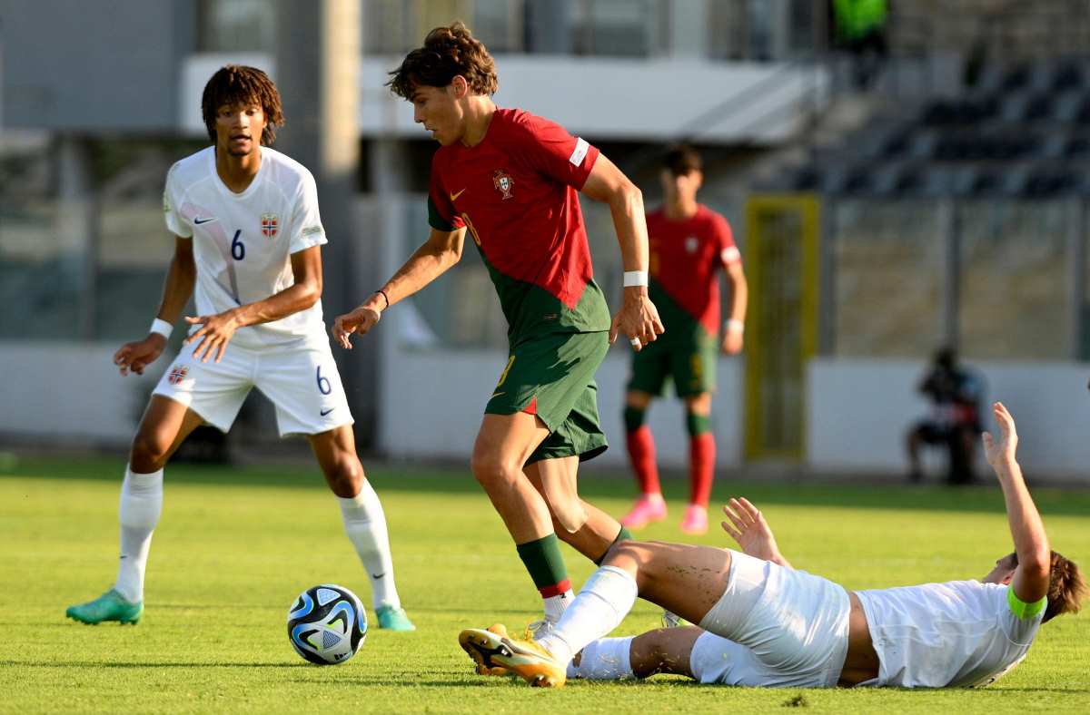 Les 10 talents émergents du football en 2025 - plare. découvrez les futurs talents du football en 2025 : des jeunes prodiges aux techniques innovantes, plongez dans l'univers des futurs stars qui pourraient révolutionner le monde du football.