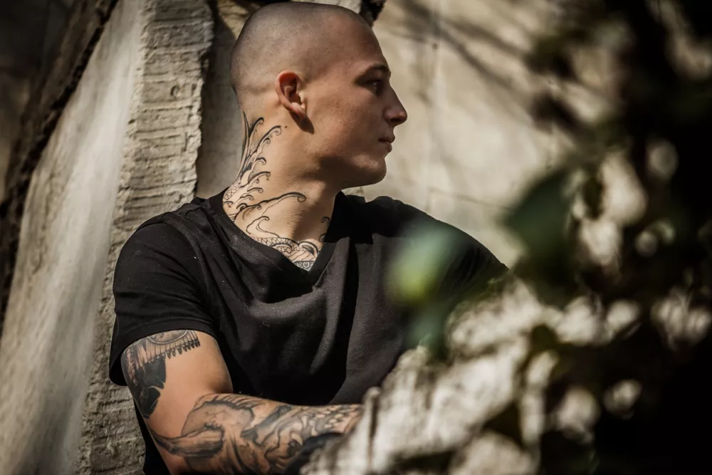 découvrez notre collection exclusive de tatouages pour le cou des hommes. explorez des designs uniques et tendance qui mettent en valeur votre personnalité. que vous préfériez des motifs subtils ou des œuvres d'art audacieuses, trouvez l'inspiration idéale pour votre prochain tatouage.