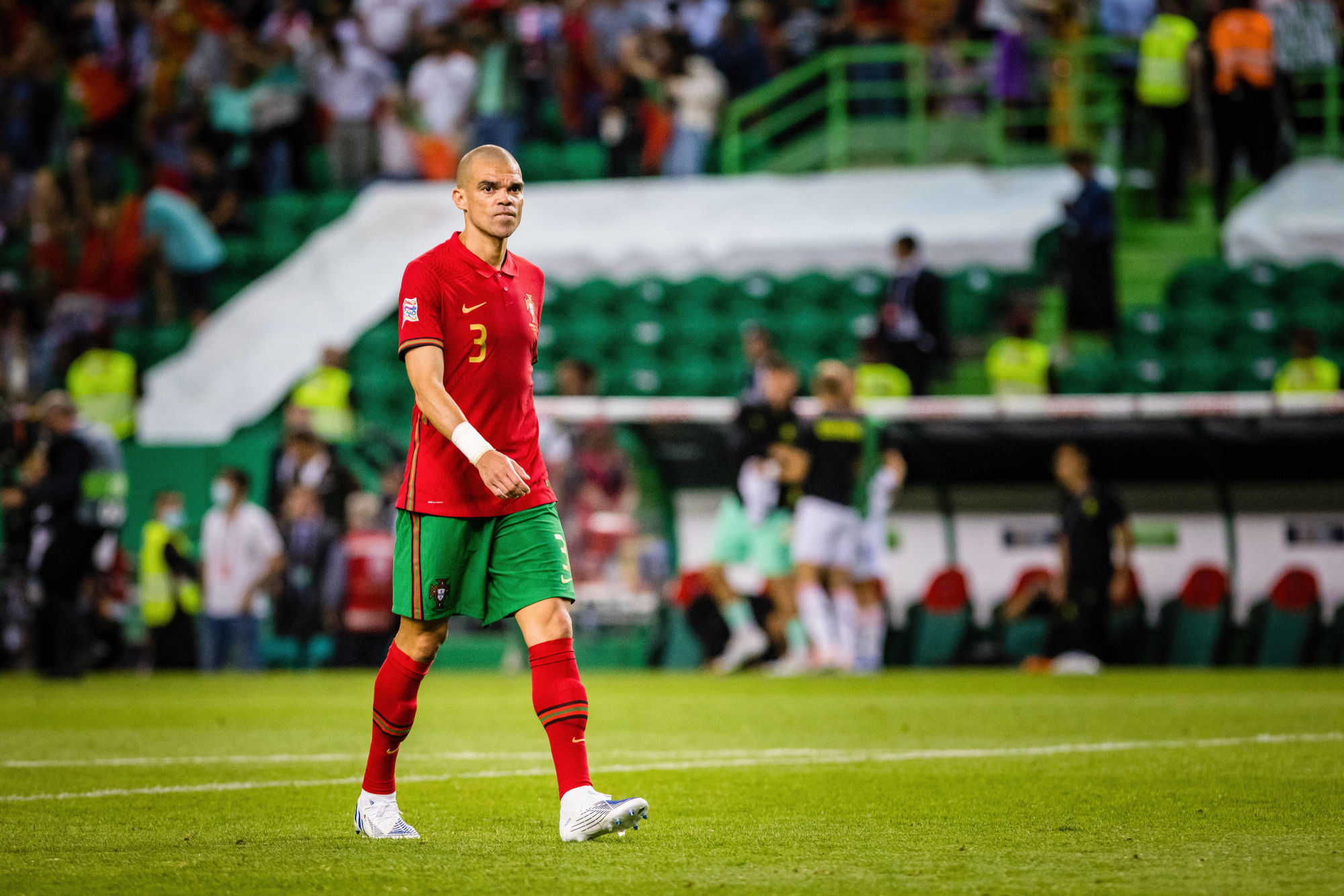 découvrez les 10 meilleurs joueurs portugais qui ont marqué l'histoire du football. de cristiano ronaldo à eusébio, explorez les talents, les réalisations et les moments mémorables de ces icônes du sport. plongez dans l'univers du football portugais et célébrez les légendes qui ont fait briller leur pays sur la scène internationale.