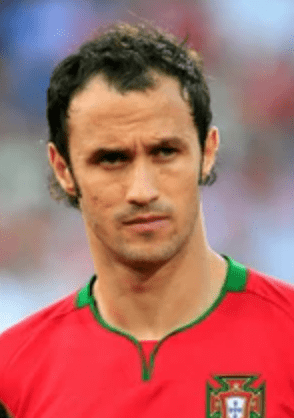 découvrez notre sélection des 10 meilleurs joueurs portugais de tous les temps ! plongez dans l'univers du football avec des talents qui ont marqué l'histoire, des exploits éblouissants et des carrières emblématiques. que vous soyez fan ou simplement curieux, cette liste captivante vous dévoilera les légendes du ballon rond venu du portugal.