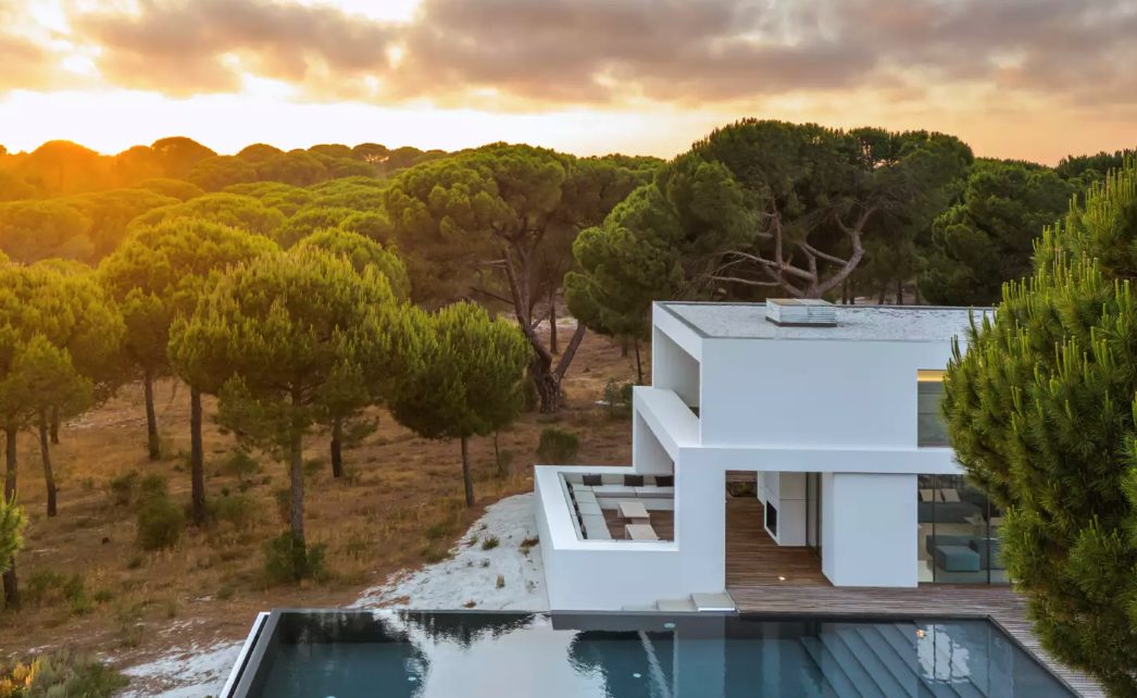 découvrez la villa comporta, un havre de paix niché au cœur de la nature portugaise. profitez d'un séjour de luxe dans cette villa moderne, alliant confort et esthétique, idéale pour vos vacances en bord de mer. détendez-vous dans ses espaces élégants et explorez les magnifiques plages à proximité. réservez dès maintenant votre évasion inoubliable à la villa comporta.