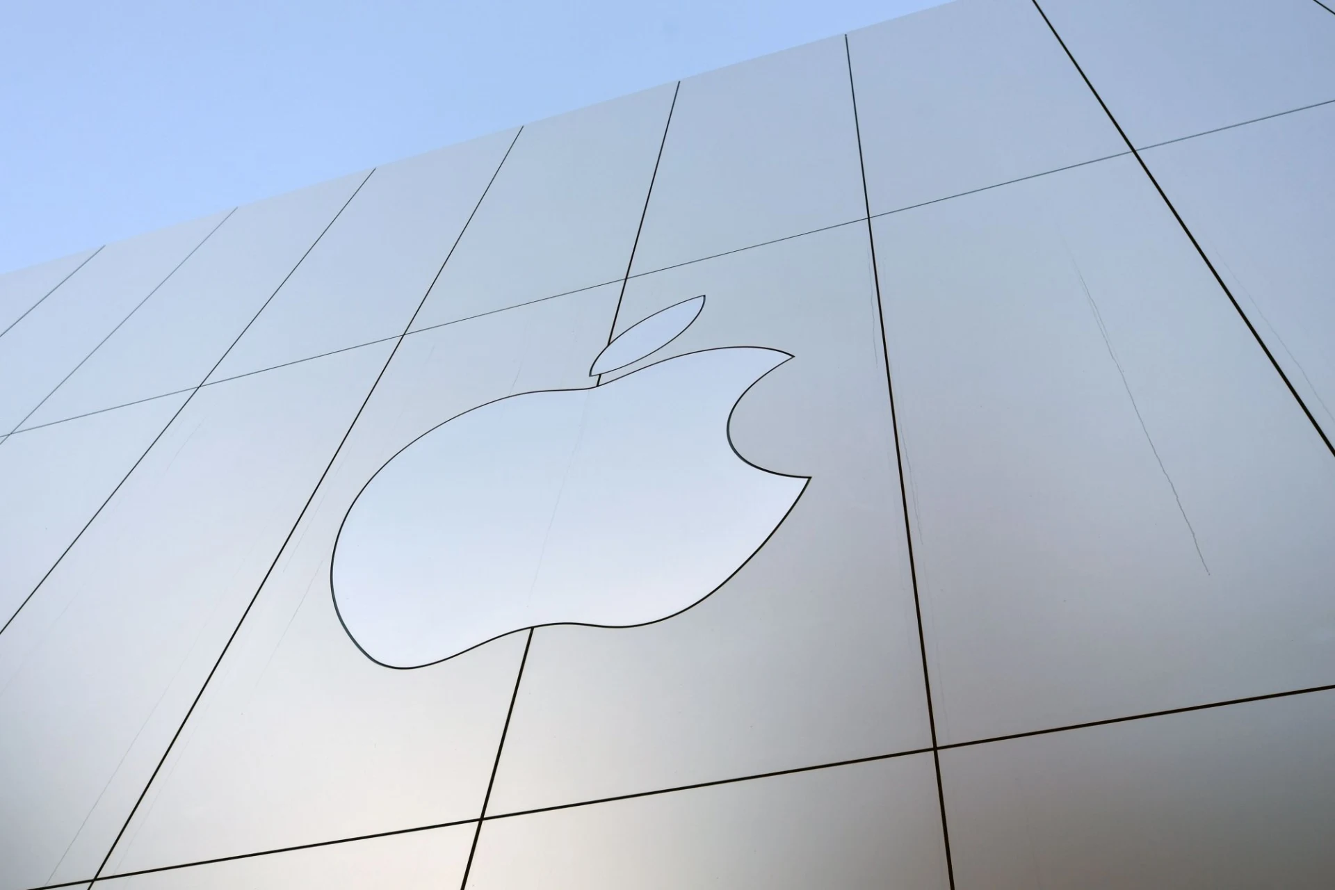 découvrez les différences majeures entre wwdc d'apple et google i/o. analysez les annonces, innovations et tendances technologiques de chaque événement pour mieux comprendre l'impact de ces géants sur l'industrie.