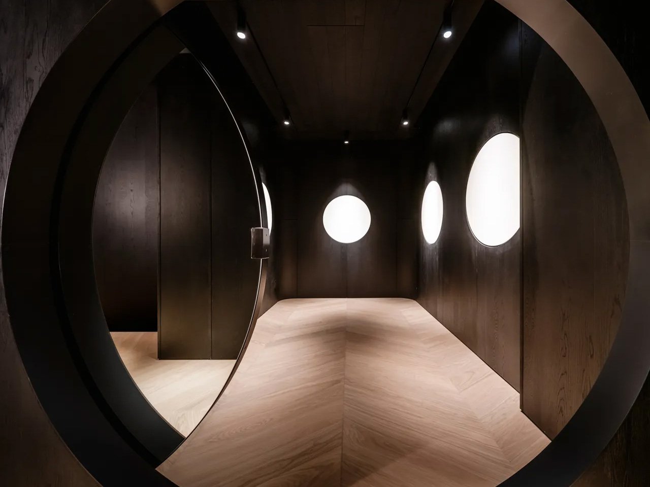 1751406055 628 Aston Martin Reinvente le Luxe Decouvrez un Townhouse Ultra Epure - plare.