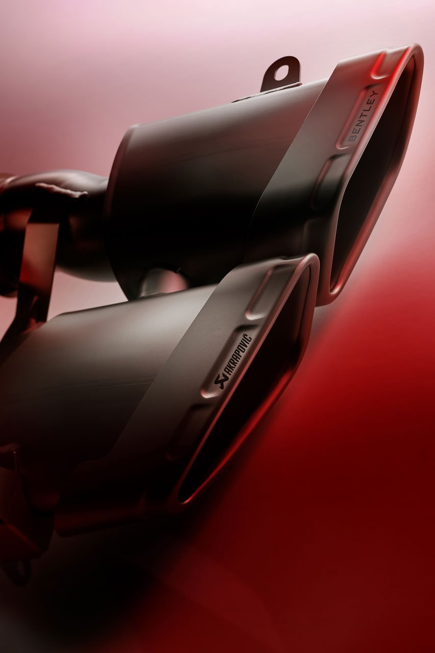 1751478294 335 Decouvrez le Nouveau Systeme dEchappement en Titane Akrapovic pour Bentley - plare.