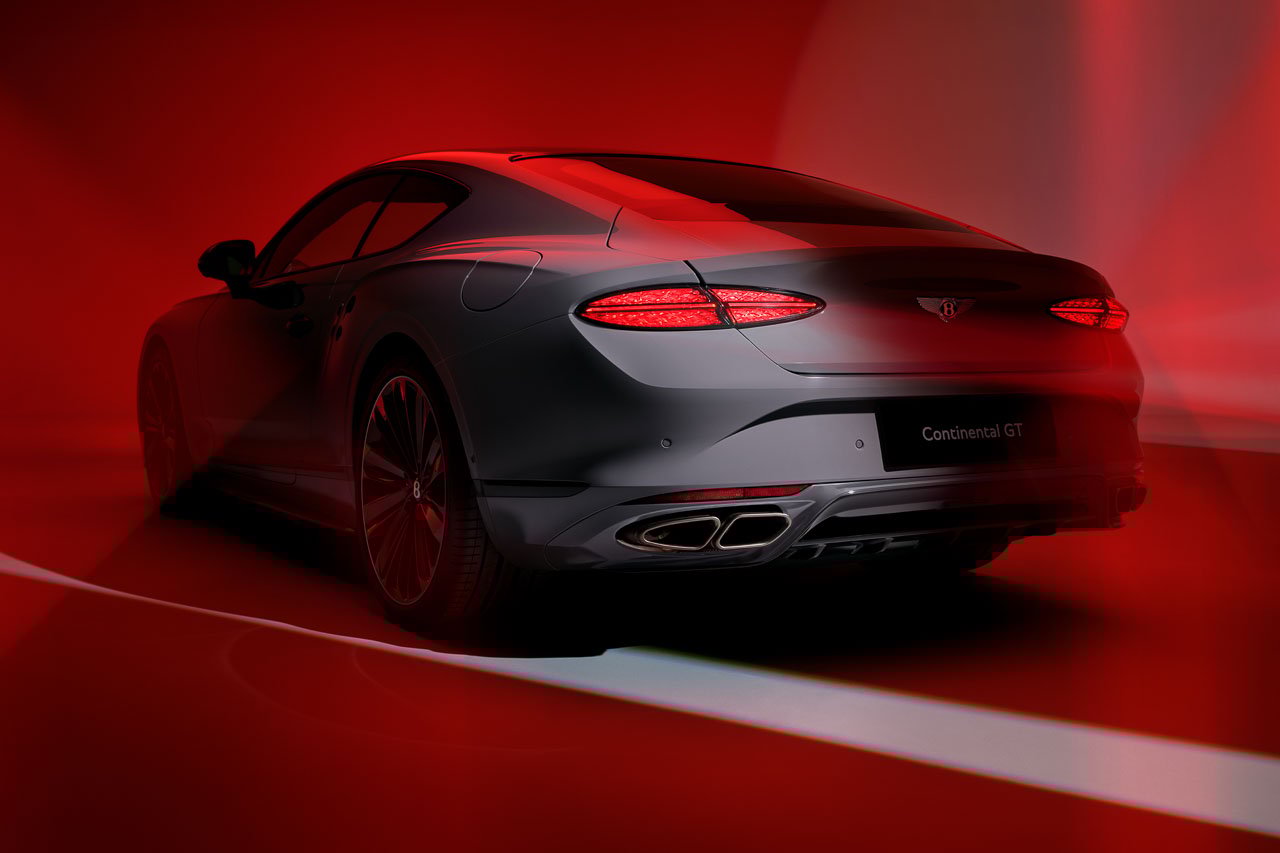 1751478294 583 Decouvrez le Nouveau Systeme dEchappement en Titane Akrapovic pour Bentley - plare.