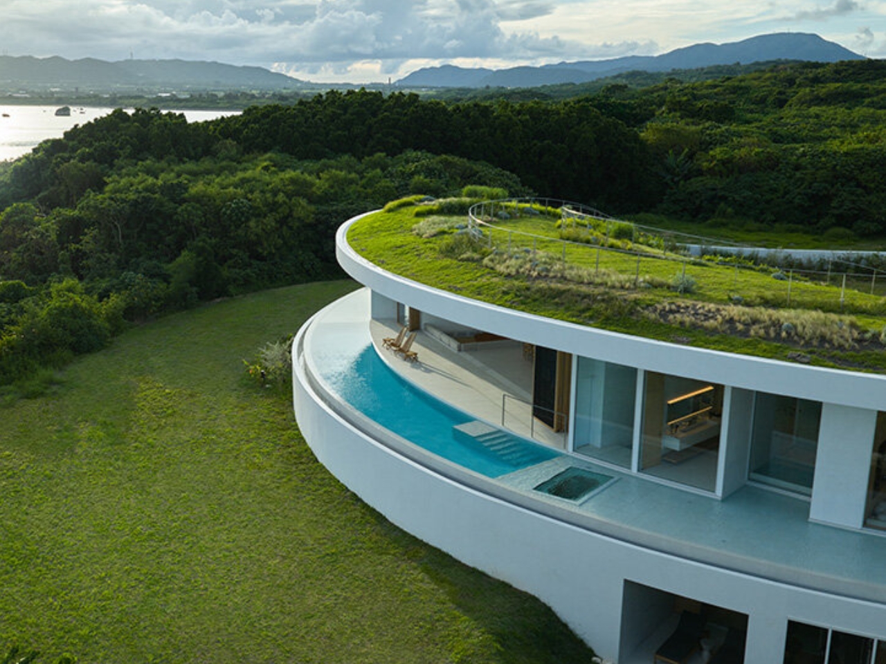 1751538129 816 Decouvrez la Villa Circulaire Ecologique en Terre avec un Toit - plare.