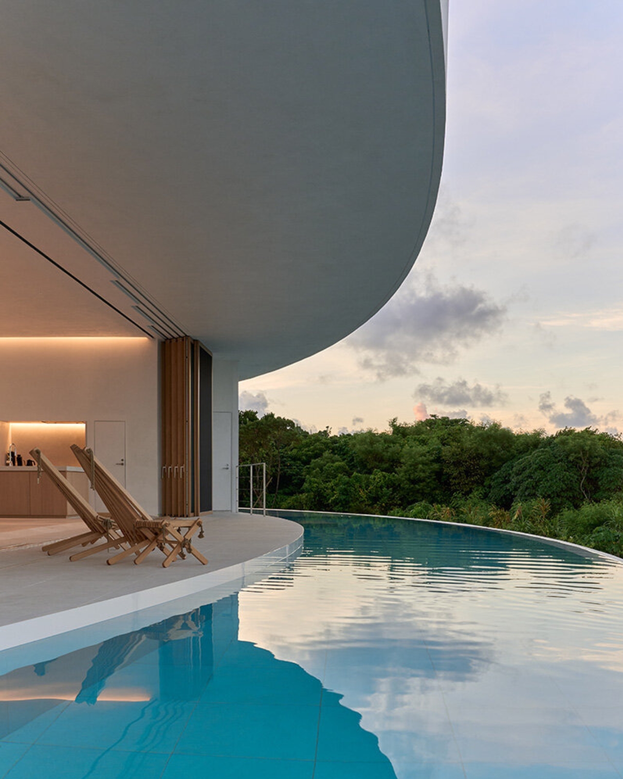 1751538135 879 Decouvrez la Villa Circulaire Ecologique en Terre avec un Toit - plare.