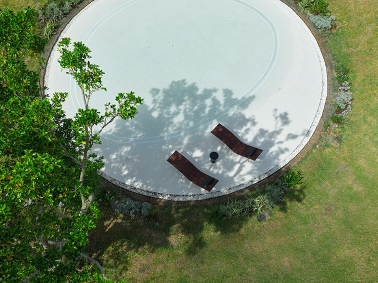 1751538136 805 Decouvrez la Villa Circulaire Ecologique en Terre avec un Toit - plare.