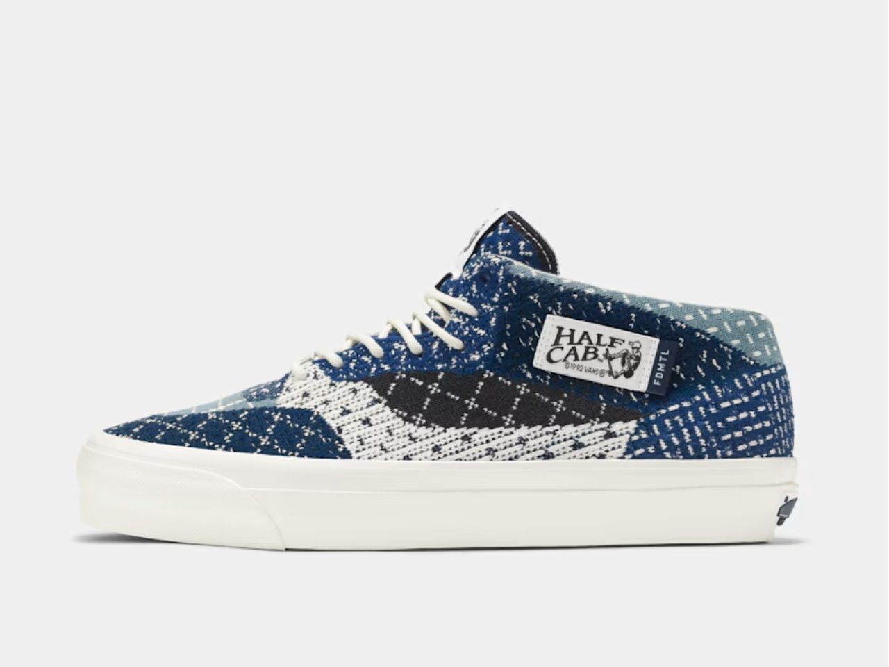 1751554572 445 Decouvrez les Sneakers Denim Patchees de la Collaboration Etonnante entre Vans - plare.
