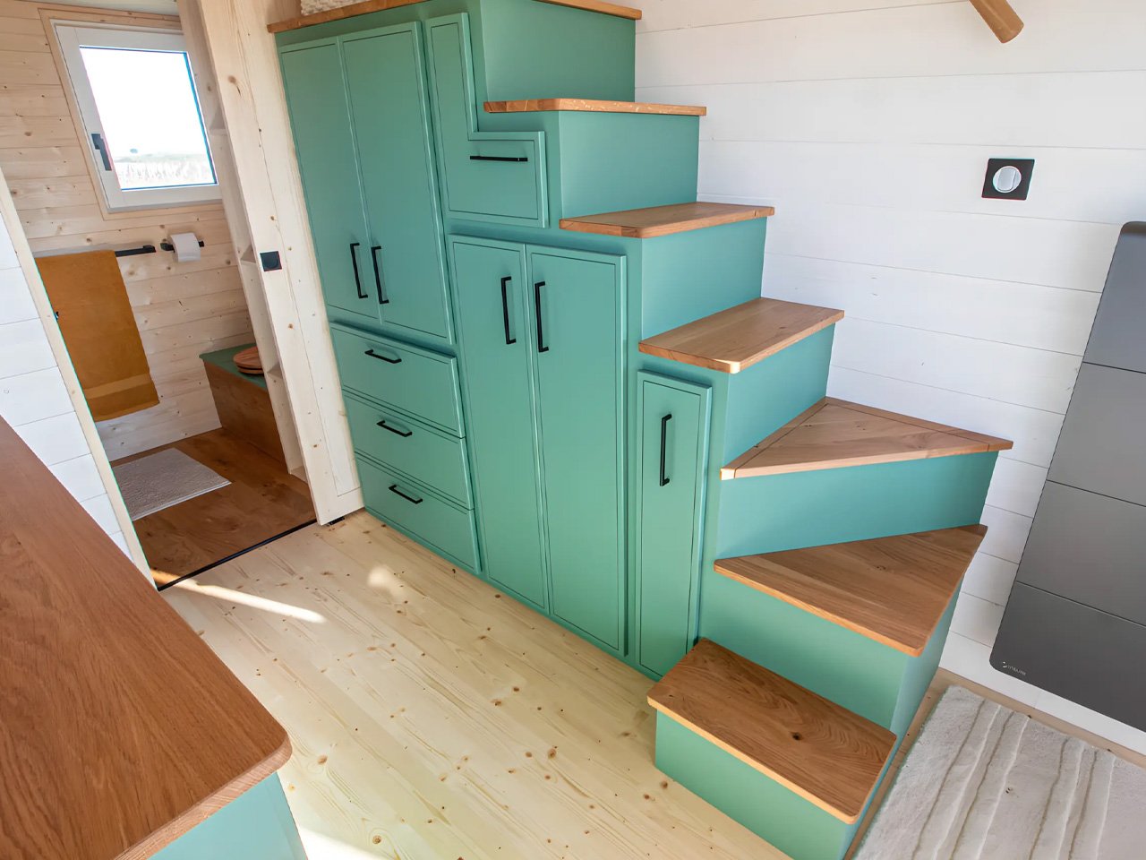 1751587729 113 Decouvrez la Tiny Home Parfaite LIdeal Bureau a Domicile - plare.