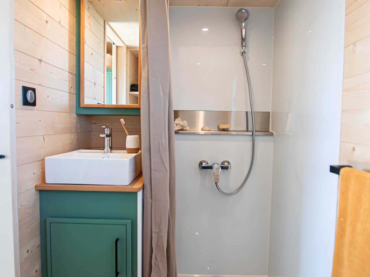 1751587729 298 Decouvrez la Tiny Home Parfaite LIdeal Bureau a Domicile - plare.