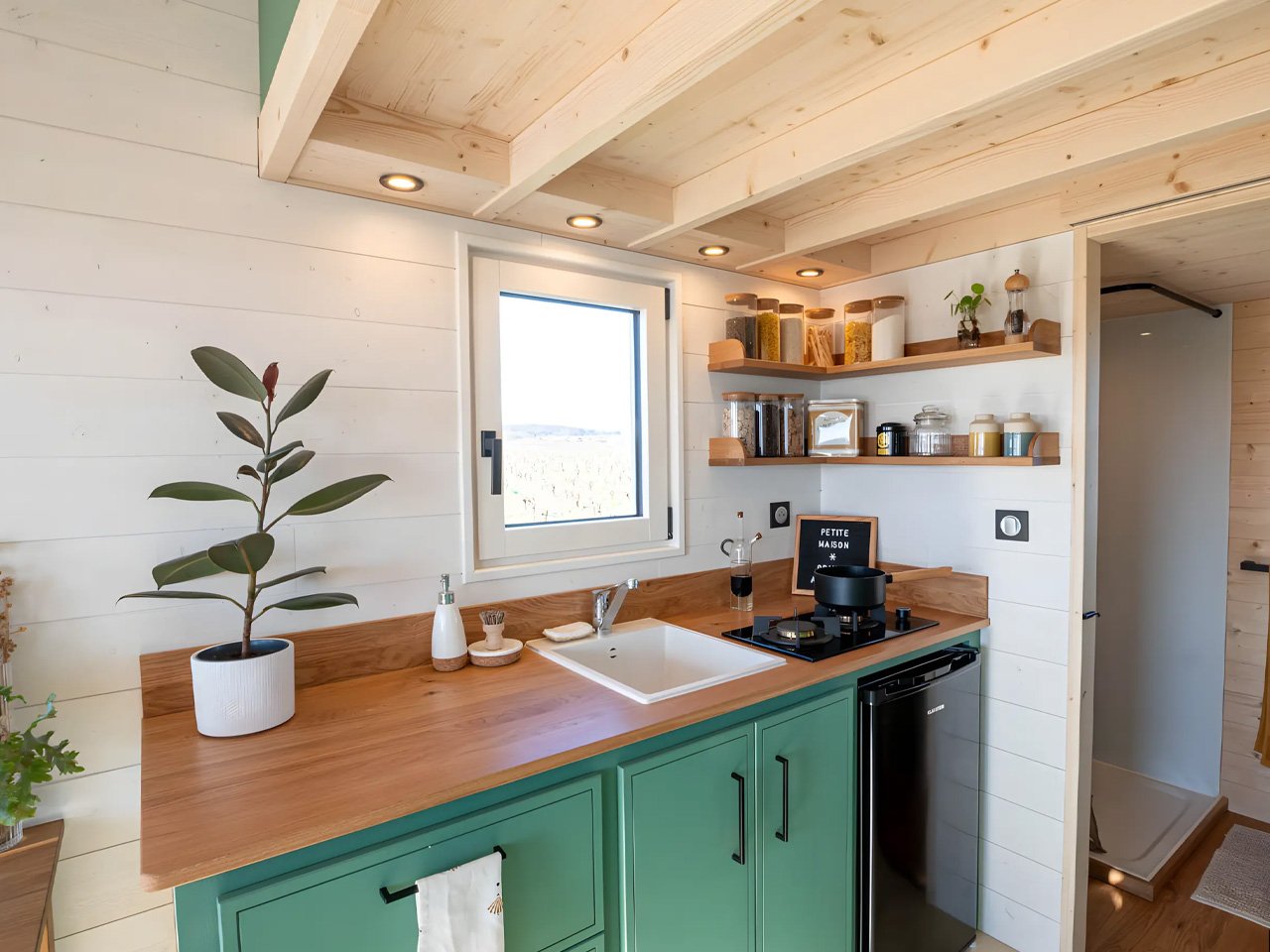 1751587729 377 Decouvrez la Tiny Home Parfaite LIdeal Bureau a Domicile - plare.
