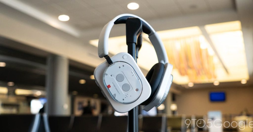 Le Nothing Headphone (1) offre un rapport qualité-prix exceptionnel avec un design innovant et une qualité sonore surprenante. Proposé à 299 euros, soit environ 250 dollars, il se positionne comme une alternative sérieuse aux casques haut de gamme de Sony, Bose et Apple. (frandroid.com)
Ce casque circum-auriculaire se distingue par son design rétro-futuriste, alliant transparence et matériaux premium tels que l’aluminium moulé et la mousse à mémoire de forme. Il intègre des commandes physiques innovantes, remplaçant les traditionnels contrôles tactiles souvent sujets à des erreurs. (frandroid.com)
Côté audio, le Headphone (1) est le fruit d’une collaboration avec KEF, une entreprise britannique renommée pour son expertise en son haute fidélité. Il est équipé d’un haut-parleur dynamique de 40 mm offrant un son immersif et naturel, avec des graves profonds, des médiums définis et des aigus clairs. Il propose également une réduction de bruit active efficace, un mode transparence et le son spatial en temps réel. (frandroid.com)
L’autonomie est également un point fort, avec jusqu’à 35 heures d’écoute avec la réduction de bruit active activée, et jusqu’à 80 heures sans. De plus, une charge rapide de 5 minutes permet de récupérer environ 2,4 heures d’utilisation. (begeek.fr)
Disponible en précommande à partir du 4 juillet 2025 sur le site officiel de Nothing, le Headphone (1) sera en vente à partir du 15 juillet 2025. (frandroid.com) Le Nothing Headphone (1) offre un rapport qualité-prix exceptionnel avec un design innovant et une qualité sonore surprenante. Proposé à 299 euros, soit environ 250 dollars, il se positionne comme une alternative sérieuse aux casques haut de gamme de Sony, Bose et Apple. (frandroid.com)
Ce casque circum-auriculaire se distingue par son design rétro-futuriste, alliant transparence et matériaux premium tels que l'aluminium moulé et la mousse à mémoire de forme. Il intègre des commandes physiques innovantes, remplaçant les traditionnels contrôles tactiles souvent sujets à des erreurs. (frandroid.com)
Côté audio, le Headphone (1) est le fruit d'une collaboration avec KEF, une entreprise britannique renommée pour son expertise en son haute fidélité. Il est équipé d'un haut-parleur dynamique de 40 mm offrant un son immersif et naturel, avec des graves profonds, des médiums définis et des aigus clairs. Il propose également une réduction de bruit active efficace, un mode transparence et le son spatial en temps réel. (frandroid.com)
L'autonomie est également un point fort, avec jusqu'à 35 heures d'écoute avec la réduction de bruit active activée, et jusqu'à 80 heures sans. De plus, une charge rapide de 5 minutes permet de récupérer environ 2,4 heures d'utilisation. (begeek.fr)
Disponible en précommande à partir du 4 juillet 2025 sur le site officiel de Nothing, le Headphone (1) sera en vente à partir du 15 juillet 2025. (frandroid.com)