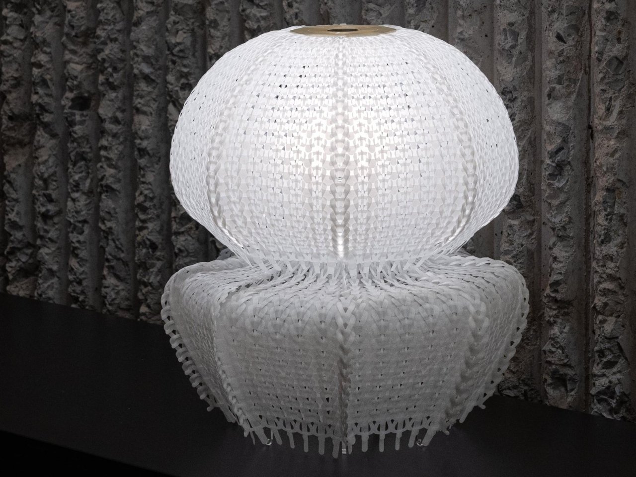 1751749523 419 Decouvrez comment ces lampes transforment le plastique oceanique en objets - plare.