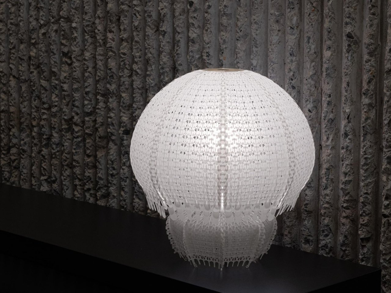 1751749523 925 Decouvrez comment ces lampes transforment le plastique oceanique en objets - plare.