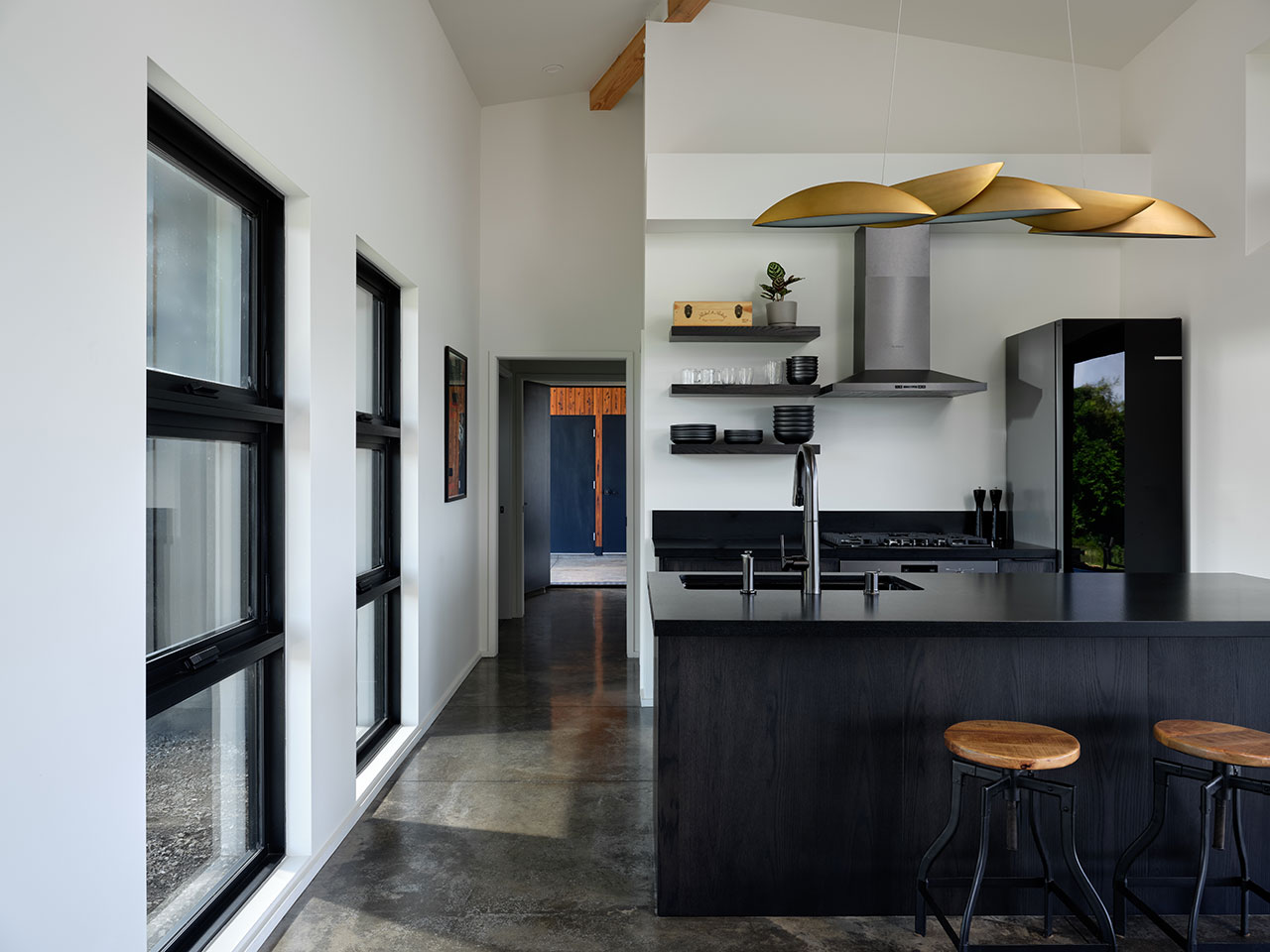1751808810 284 Decouvrez ce Luxe Ecoresponsable Une Maison Moderne et Minimale - plare.