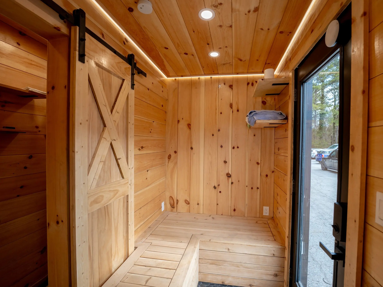 1751829499 467 Decouvrez cette Tiny House Sauna Mobile Minimaliste Le Refuge - plare.