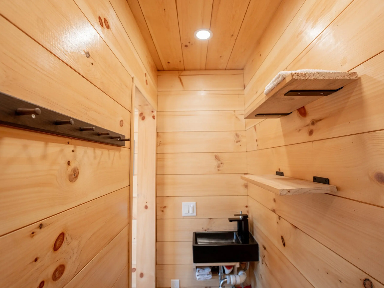 1751829501 845 Decouvrez cette Tiny House Sauna Mobile Minimaliste Le Refuge - plare.