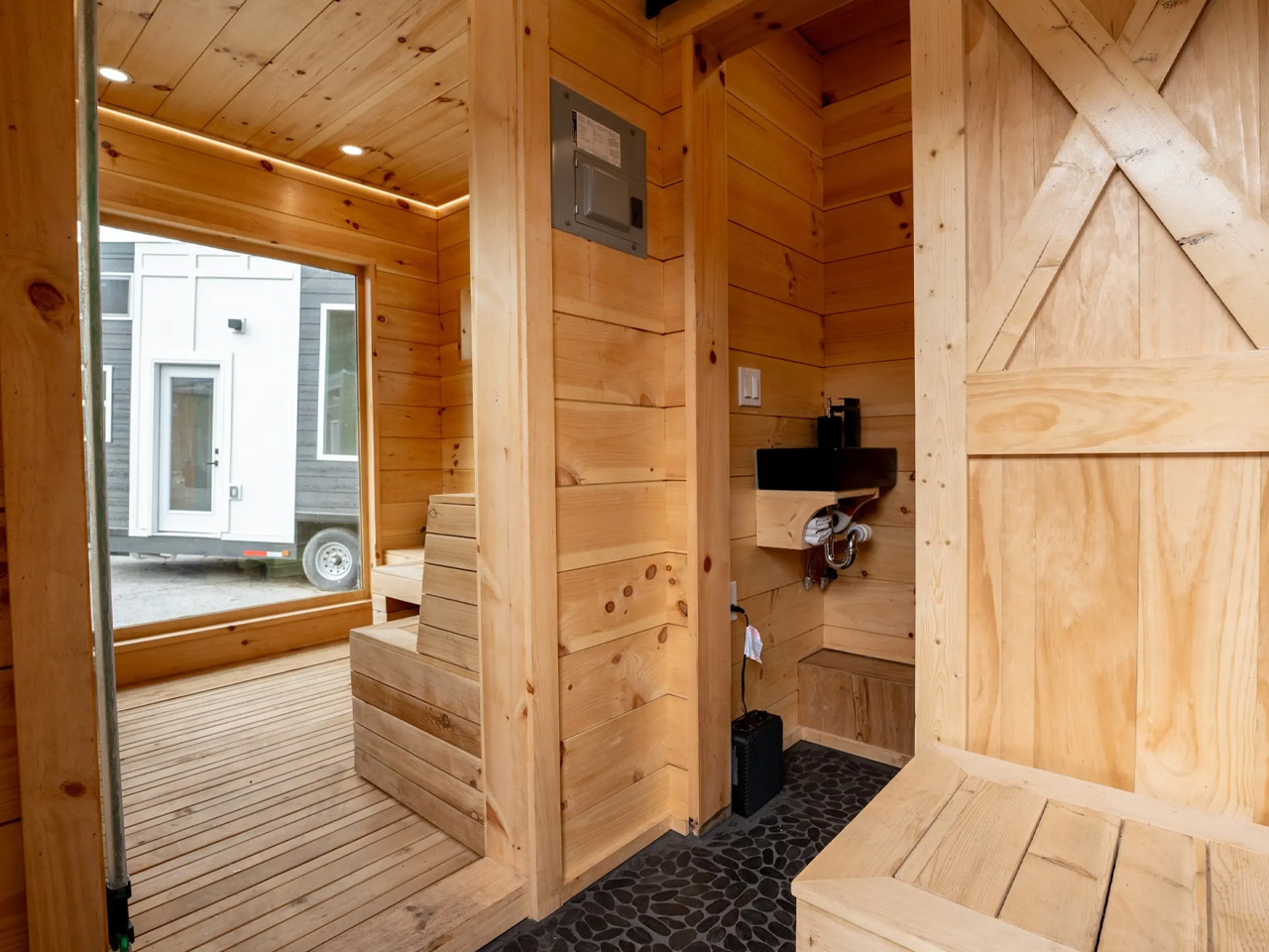 1751829502 684 Decouvrez cette Tiny House Sauna Mobile Minimaliste Le Refuge - plare.
