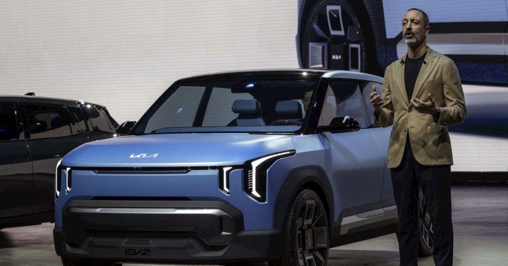 Kia annonce l’arrivée d’un nouveau modèle électrique abordable, l’EV2, dont le prix devrait être inférieur à 30 000 € (elecnews.fr). Ce véhicule vise à démocratiser l’accès à la mobilité électrique en proposant une alternative économique aux citadines traditionnelles.
L’EV2 sera produit en Europe, plus précisément dans l’usine slovaque de Kia, avec une production prévue à partir de 2025 et une commercialisation envisagée pour 2026 (elecnews.fr). Ce modèle devrait offrir une autonomie compétitive, comparable à celle des autres citadines électriques du marché, tout en conservant un design moderne et fonctionnel.
Avec l’EV2, Kia entend renforcer sa position sur le marché européen des véhicules électriques en proposant une option accessible sans compromis sur la qualité et les performances.