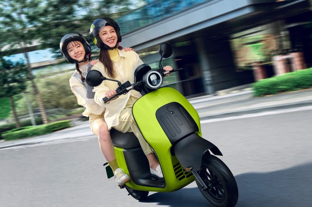 1752064458 215 Gogoro lance une trottinette electrique a 860 E offrant une grande - plare.