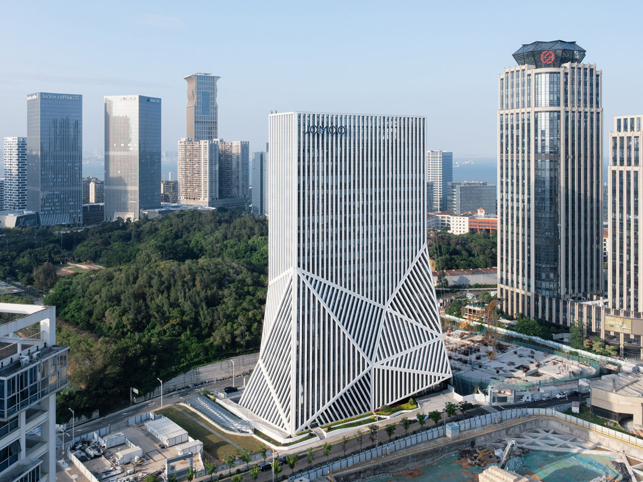 1752175187 571 Decouvrez Comment un Bureau en Gratte Ciel Allie Facade en Ceramique - plare.